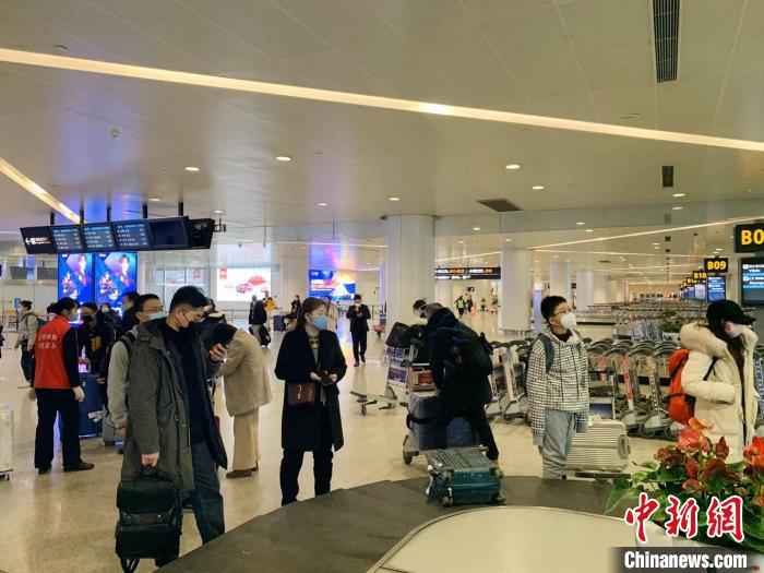 资料图:抵达杭州萧山国际机场的旅客。(图文无关) 张斌 摄 浙江:所有入境人员均需集中隔离14天 费用自理
