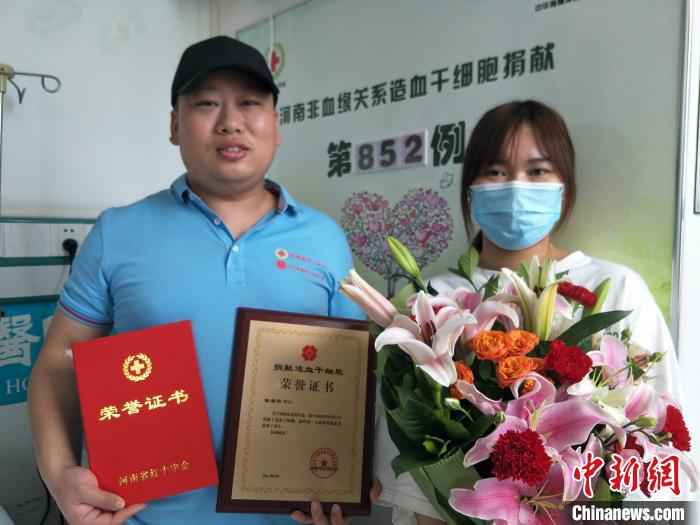 陈鉴阳(左)成功捐献造血干细胞 文梅英 摄 救人救到底 河南身残医生再为患者捐献淋巴细胞